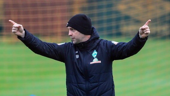 Werder Bremens Trainer Ole Werner zeigt mit beiden Zeigefingern in die Luft. © IMAGO / Nordphoto 