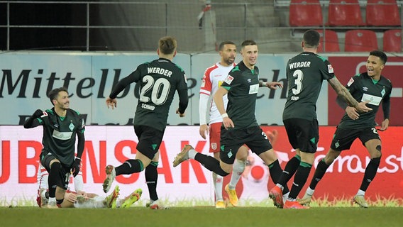 Werder Bremens Spieler jubeln gegen den SSV Jahn Regensburg © imago images Foto: IMAGO / Jan Huebner