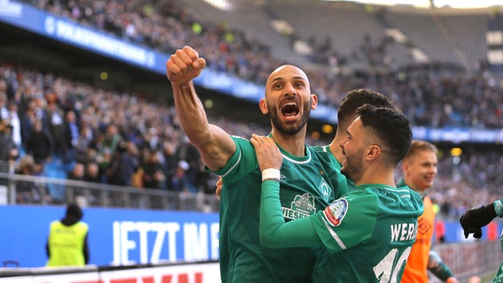 Ömer Toprak zeigt die Siegerfaust und feiert mit Teamkollegen. © imago images 