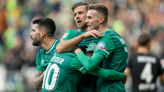 Die Werder-Profis Anthony Jung, Niclas Füllkrug und Marvin Ducksch (v.l.) feiern nach einem Torerfolg. © IMAGO / Kirchner-Media 