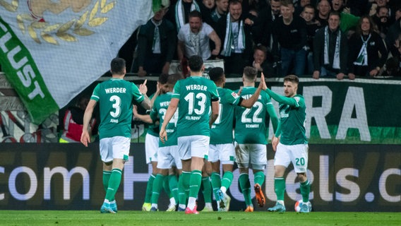 Die Bremer feiern die 1:0-Führung. © imago Foto: Eibner