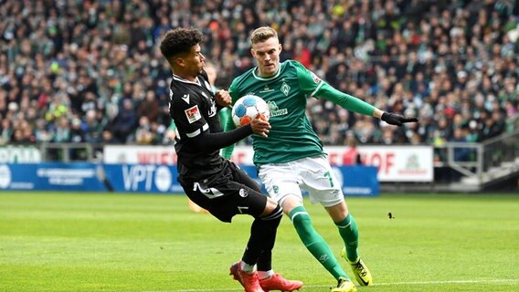 Chima Okoroji (l.) vom SV Sandhausen im Zweikampf mit Werders Marvin Ducksch © IMAGO/Team 2 