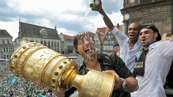 Diego mit dem DFB-Pokal auf dem Bremer Rathaus-Balkon. © picture alliance / dpa / Ingo Wagner Foto: Ingo Wagner