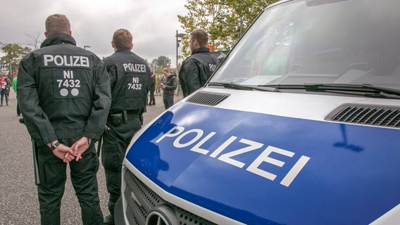Polizisten stehen vor dem Wolfsburger Fußballstadion. © picture alliance / Rust 