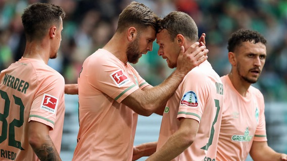 Niclas Füllkrug (l.) und Christian Groß von Werder Bremen © IMAGO / Christian Schroedter 