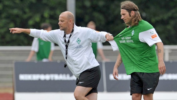 Werder-Coach Thomas Schaaf (l.) zeigt Torsten Frings, wo es langgeht. © dpa 