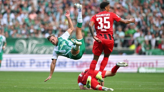 Werder Bremens Niklas Füllkrug hebt ab © IMAGO / Team 2 