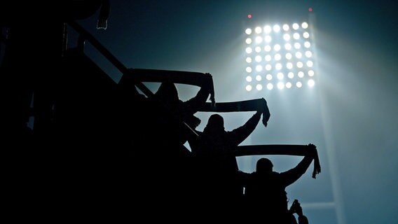 Fans im Flutlicht des Bremer Weserstadions © Witters 