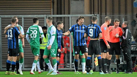 Diskussionen rund um eine Schiedsrichter-Entscheidung beim DFB-Pokalspiel zwischen dem SC Paderborn und Werder Bremen © IMAGO/Ulrich Hufnagel 