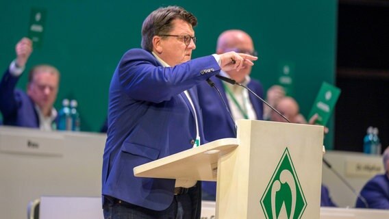 Hubertus Hess-Grunewald, Geschäftsführer von Werder Bremen, spricht vor den Mitgliedern © IMAGO/Nordphoto 