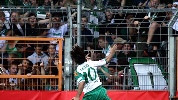 Werders Diego jubelt vor den Fans © dpa 