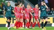 Die Spielerinnen des SC Freiburg bejubeln einen Treffer gegen Werder Bremen. © IMAGO/foto2press 