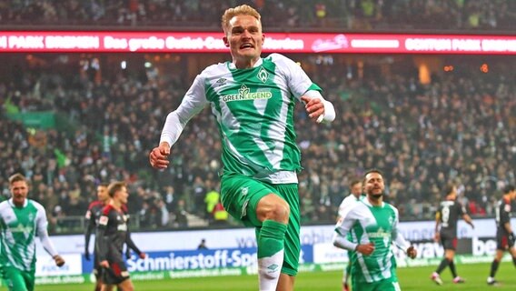 Werder Bremens Amos Pieper bejubelt sein Führungstor zum 1:0 gegen Union Berlin © IMAGO / Jan Huebner 
