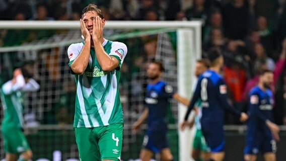 Werder Bremens Niklas Stark schlägt die Hände vor das Gesicht © picture alliance/Eibner-Pressefoto Foto: Thomas Haesler