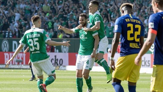 Die Bremer Spieler jubeln mit Claudio Pizarro (Mitte) nach einem Tor gegen RB Leipzig. © picture alliance / dpa 