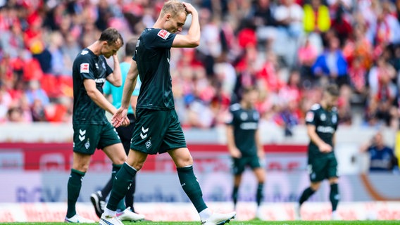 Die Werder-Spieler nach der Niederlage in Freiburg. © picture alliance / dpa Foto: Tom Weller