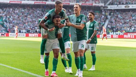 Jubel bei dern Werder-Profis nach dem 4:0-Sieg gegen Mainz 05. © IMAGO / Eibner 