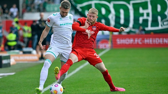 Bremens Mitchell Weiser (l.) im Duell mit Heidenheims Niclas Beste © Imago Images 