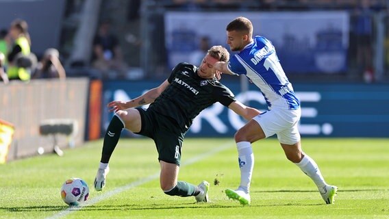 Werder Bremens Mitchell Weiser (l.) im Duell mit Darmstadts Fabian Nürnberger © picture alliance / dpa 