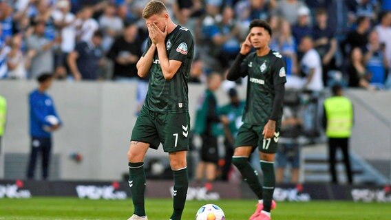 Werder Bremens Marvin Ducksch schlägt die Hände vor das Gesicht. © Imago Images 