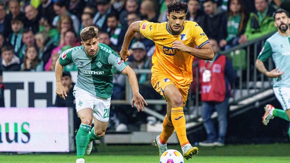Romano Schmid SV Werder Bremen, 20 , Ozan Kabak TSG 1899 Hoffenheim, 05 GER, © imago images / Eibner 