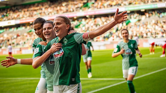 Die Frauen des SV Werder Bremen bejubeln ein Tor. © picture alliance / nordphoto GmbH 