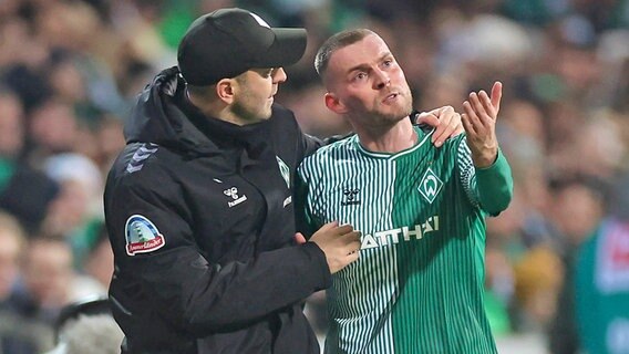 Trainer Ole Werner (l.) und Stürmer Marvin Ducksch vom Fußball-Bundesligisten Werder Bremen © IMAGO / eu-images 