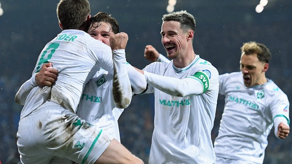 Jubel bei den Spielern von Werder Bremen © IMAGO / Revierfoto 