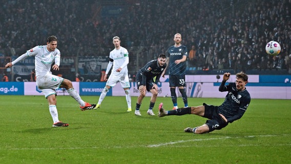 Werder Bremens Niklas Stark trifft gegen Bochum © IMAGO / Team 2 