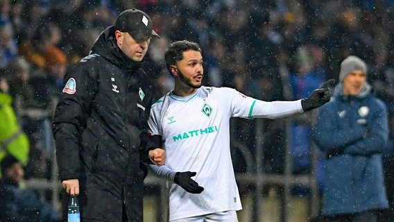 Trainer Ole Werner (.) und Leonardo Bittencourt von Werder Bremen im Gespräch © IMAGO/Ralf Treese 