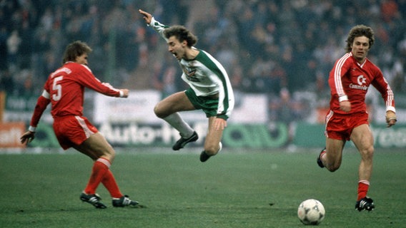 Bayern Münchens Klaus Augenthaler (l.) foult Rudi Völler von Werder Bremen 1985 © IMAGO / WEREK 