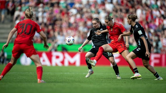 Münchens Klara Bühl (2.v.r) in Aktion gegen Werder Bremens Maria Penner (2.v.l.) und Werder Bremens Larissa Mühlhaus (r). © picture alliance / dpa Foto: Fabian Strauch