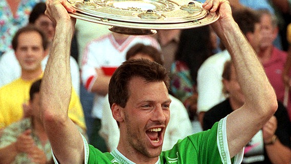 Frank Neubarth feiert die Meisterschaft von Werder Bremen 1993. © picture-alliance / Sven Simon 