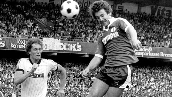 Uwe Reinders (r.) trifft per Kopf gegen den VfL Bochum © picture-alliance / dpa 