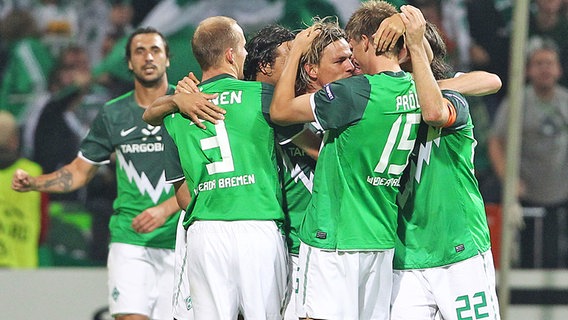 Die Spieler von Werder Bremen jubeln. © DPA 