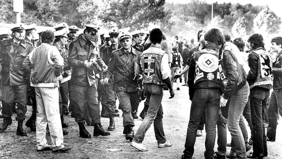 1982: Nach dem Derby zwischen dem HSV und Werder kommt es zu Ausschreitungen. © witters 