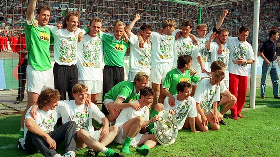 Werder Bremen bejubelt den Gewinn der Deutschen Meisterschaft. Archivbild von 1993. © picture-alliance 