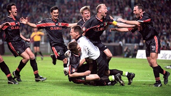Die Bremer Spieler bejubeln den Pokalsieg 1999. © imago/CoverSport 