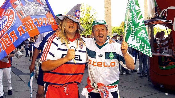 Fans von Bayern München und Werder Bremen vor dem Pokalfinale 2000 © imago/City-Press 
