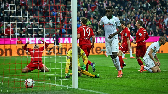 Münchens Thiago (l.) bejubelt einen Treffer gegen Bremen. © Fishing4 