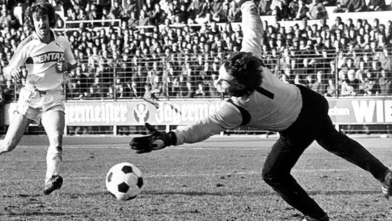 Bremens Stürmer Uwe Reinders (l.) im Duell mit Braunschweiger Torhüter Bernd Franke am 01.03.1980 © picture-alliance / dpa 