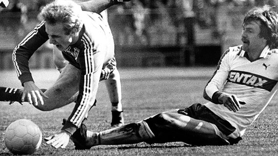Bayern-Stürmer Karl-Heinz Rummenigge (l.) im Duell mit dem Bremer Abwehrspieler Karlheinz Geils am 13.04.1980 © picture-alliance / dpa 