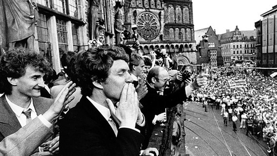 Bremens Trainer Otto Rehhagel (M.) und Stürmer Rudi Völler (l.) feiern 1983 die Vizemeisterschaft © picture-alliance / dpa 