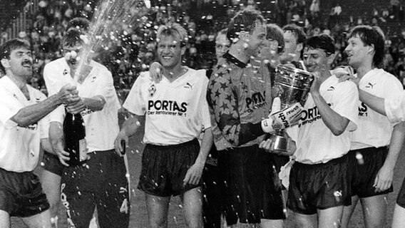 Die Spieler von Werder Bremen feiern am 22.6.1991 den zweiten DFB-Pokalsieg © picture-alliance / dpa 