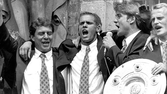 Werder feiert am 6.6.1993 in Bremen den Gewinn des dritten Meistertitels © picture-alliance / dpa 