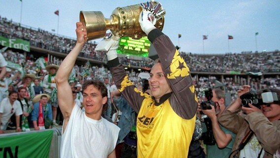 Torjäger Wynton Rufer (l) und Torhüter Oliver Reck sind 1994 im Pokalrausch © picture-alliance / dpa 
