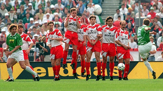 DFB-Pokalendspiel 1994: Bremens Mittelfeldspieler Mario Basler (r.) beim Freistoß © picture-alliance / dpa 