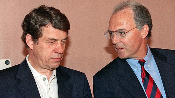 Otto Rehhagel (l.) und Bayern-Präsident Franz Beckenbauer © picture-alliance / dpa 