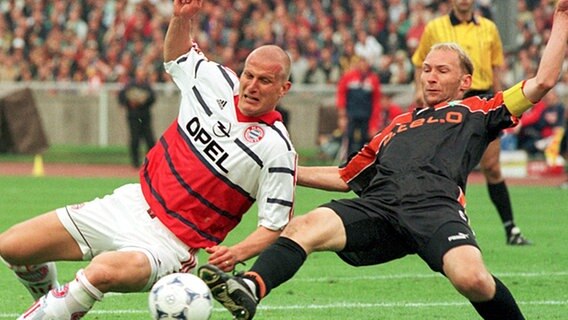 Zweikampf zwischen Bayerns Carsten Jancker (l.) und Werders Dieter Eilts am 12.06.1999 © picture-alliance / dpa 