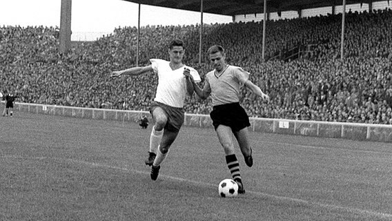 Duell zwischen Werders Max Lorenz und Dortmunds Timo Konietzka (r.) am 24.08.1963 © picture-alliance / dpa 